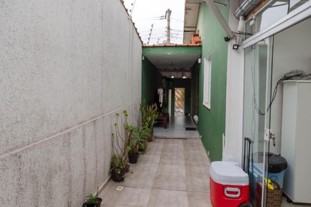 Casa à venda com 136m², 2 quartos e 2 vagas Casa à venda com 136m², 2 quartos e 2 vagasCorredor externo