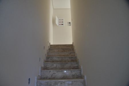 Casa à venda com 160m², 3 quartos e 2 vagasEscada