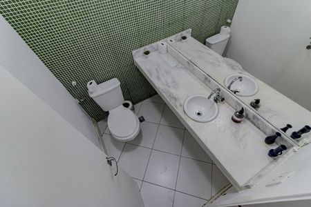 Apartamento à venda com 215m², 4 quartos e 1 vaga Apartamento à venda com 215m², 4 quartos e 1 vagaLavabo Sala de TV