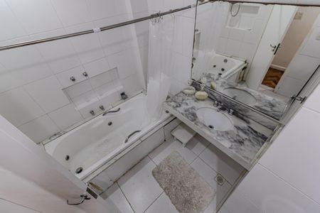 Apartamento à venda com 215m², 4 quartos e 1 vaga Apartamento à venda com 215m², 4 quartos e 1 vagaBanheiro Social