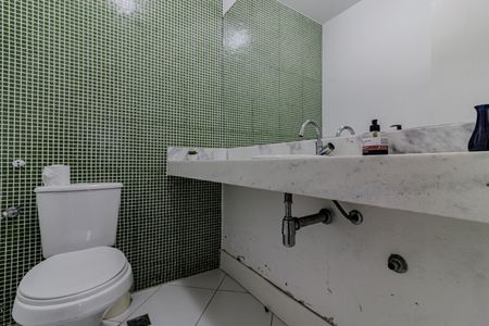 Apartamento à venda com 215m², 4 quartos e 1 vaga Apartamento à venda com 215m², 4 quartos e 1 vagaLavabo Sala de TV