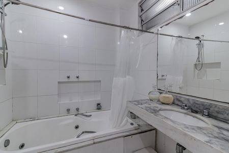 Apartamento à venda com 215m², 4 quartos e 1 vaga Apartamento à venda com 215m², 4 quartos e 1 vagaBanheiro Social