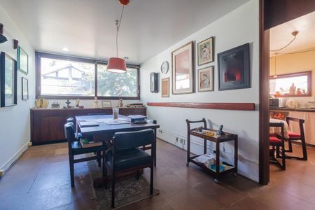 Casa de condomínio à venda com 400m², 4 quartos e 3 vagasSala de jantar