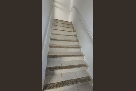 Apartamento à venda com 120m², 2 quartos e 1 vaga Apartamento à venda com 120m², 2 quartos e 1 vagaEscada