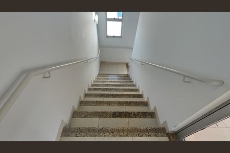 Apartamento à venda com 120m², 2 quartos e 1 vaga Apartamento à venda com 120m², 2 quartos e 1 vagaEscada