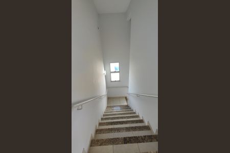 Apartamento à venda com 120m², 2 quartos e 1 vaga Apartamento à venda com 120m², 2 quartos e 1 vagaEscada