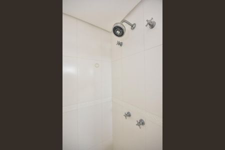 Apartamento à venda com 181m², 4 quartos e 3 vagasChuveiro do Banheiro da Suíte 2