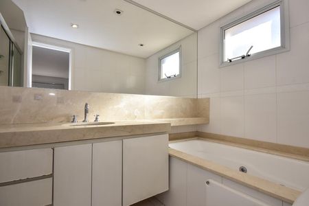 Apartamento à venda com 181m², 4 quartos e 3 vagasBanheiro Suíte 2
