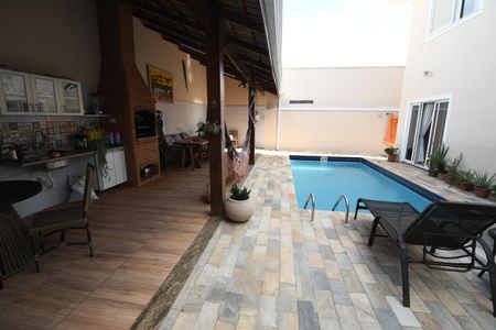 Casa para alugar com 550m², 3 quartos e 4 vagasÁrea comum - Piscina