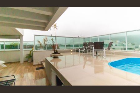 Apartamento à venda com 300m², 4 quartos e 3 vagas Apartamento à venda com 300m², 4 quartos e 3 vagasÁrea comum - Piscina