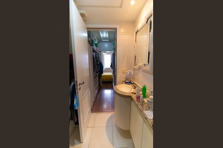 Apartamento à venda com 300m², 4 quartos e 3 vagas Apartamento à venda com 300m², 4 quartos e 3 vagasBanheiro da Suíte 1