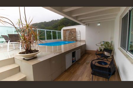 Apartamento à venda com 300m², 4 quartos e 3 vagas Apartamento à venda com 300m², 4 quartos e 3 vagasÁrea comum - Piscina