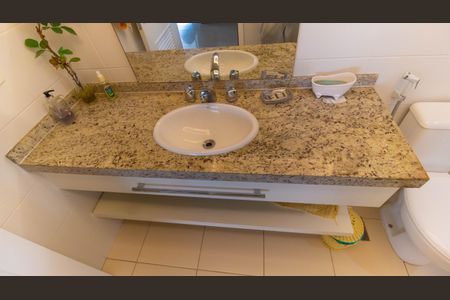 Apartamento à venda com 300m², 4 quartos e 3 vagas Apartamento à venda com 300m², 4 quartos e 3 vagasBanheiro da Suíte 2