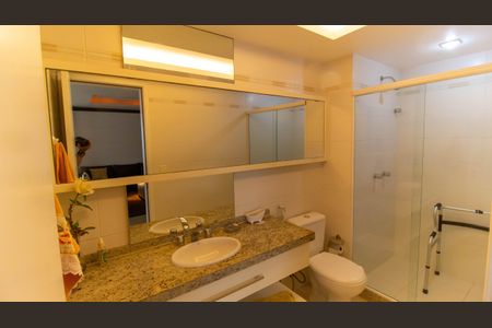 Apartamento à venda com 300m², 4 quartos e 3 vagas Apartamento à venda com 300m², 4 quartos e 3 vagasBanheiro da Suíte 2