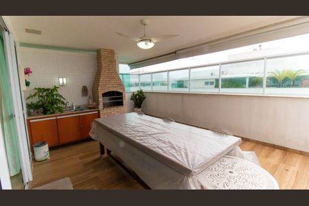 Apartamento à venda com 300m², 4 quartos e 3 vagas Apartamento à venda com 300m², 4 quartos e 3 vagasÁrea comum - Churrasqueira