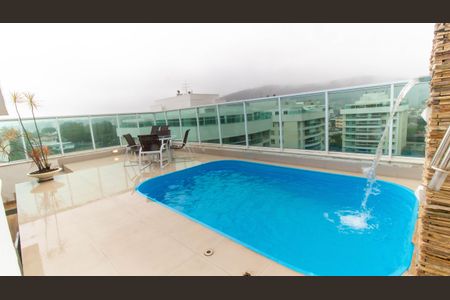 Apartamento à venda com 300m², 4 quartos e 3 vagas Apartamento à venda com 300m², 4 quartos e 3 vagasÁrea comum - Piscina