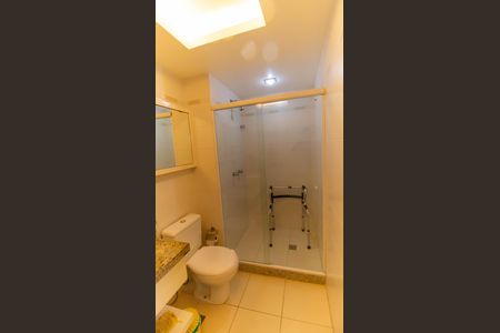 Apartamento à venda com 300m², 4 quartos e 3 vagas Apartamento à venda com 300m², 4 quartos e 3 vagasBanheiro da Suíte 2