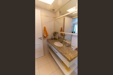 Apartamento à venda com 300m², 4 quartos e 3 vagas Apartamento à venda com 300m², 4 quartos e 3 vagasBanheiro da Suíte 2