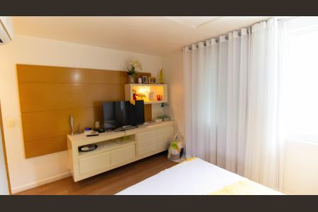 Apartamento à venda com 300m², 4 quartos e 3 vagas Apartamento à venda com 300m², 4 quartos e 3 vagasSuíte 1