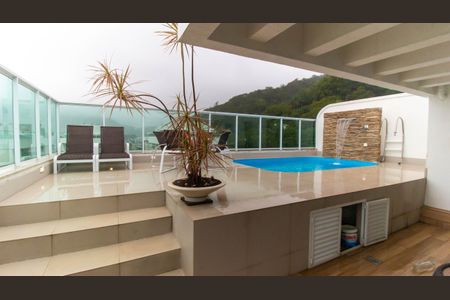 Apartamento à venda com 300m², 4 quartos e 3 vagas Apartamento à venda com 300m², 4 quartos e 3 vagasÁrea comum - Piscina