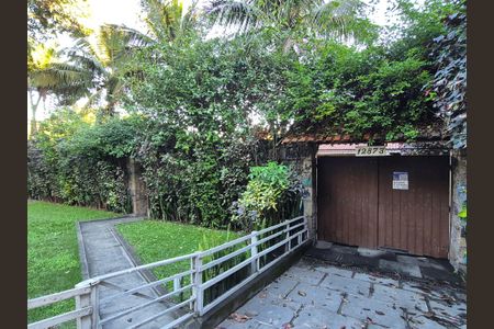 Casa à venda com 320m², 4 quartos e 3 vagas Casa à venda com 320m², 4 quartos e 3 vagasFachada