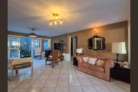 Casa à venda com 320m², 4 quartos e 3 vagas Casa à venda com 320m², 4 quartos e 3 vagasSala