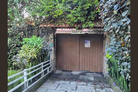 Casa à venda com 320m², 4 quartos e 3 vagas Casa à venda com 320m², 4 quartos e 3 vagasPlaca