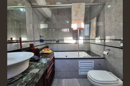 Casa à venda com 320m², 4 quartos e 3 vagas Casa à venda com 320m², 4 quartos e 3 vagasBanheiro da Suíte 2