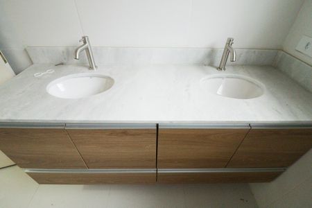 Casa à venda com 122m², 2 quartos e 4 vagasBanheiro