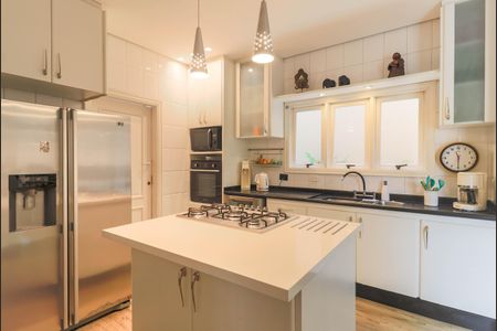 Casa de condomínio à venda com 420m², 4 quartos e 7 vagas Casa de condomínio à venda com 420m², 4 quartos e 7 vagasCozinha