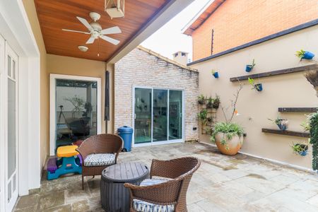 Casa de condomínio à venda com 420m², 4 quartos e 7 vagas Casa de condomínio à venda com 420m², 4 quartos e 7 vagasÁrea externa