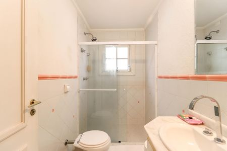 Casa de condomínio à venda com 420m², 4 quartos e 7 vagas Casa de condomínio à venda com 420m², 4 quartos e 7 vagasBanheiro da Suíte 2