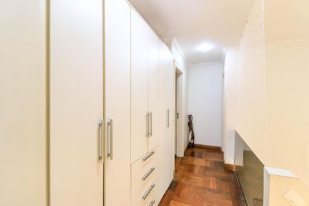 Casa de condomínio à venda com 420m², 4 quartos e 7 vagas Casa de condomínio à venda com 420m², 4 quartos e 7 vagasHall Dormitórios