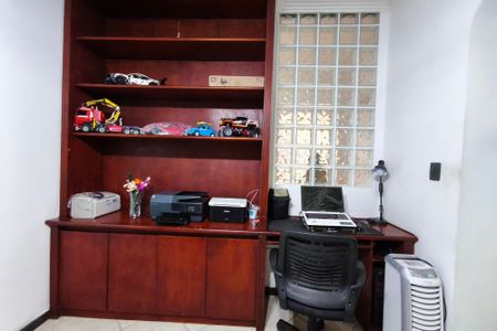 Casa à venda com 290m², 3 quartos e 2 vagas Casa à venda com 290m², 3 quartos e 2 vagasEscritório