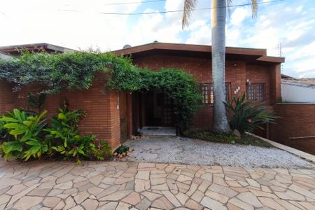 Casa à venda com 290m², 3 quartos e 2 vagas Casa à venda com 290m², 3 quartos e 2 vagasFachada