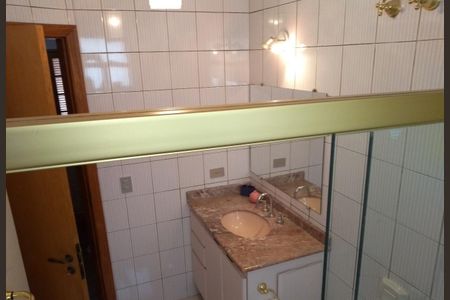 Casa à venda com 700m², 7 quartos e 6 vagasBanheiro 5 da casa 1