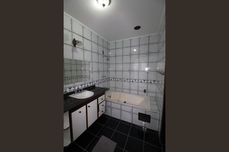 Casa de condomínio para alugar com 380m², 4 quartos e sem vagaBanheiro da Suíte 1