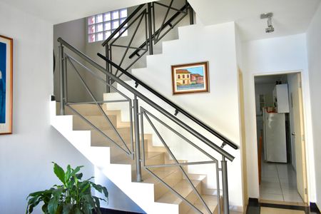 Casa à venda com 133m², 3 quartos e 4 vagasEscadas