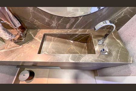 Apartamento à venda com 376m², 5 quartos e 6 vagasBanheiro da Suíte 1