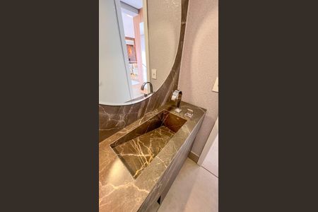 Apartamento à venda com 376m², 5 quartos e 6 vagasBanheiro da Suíte 2