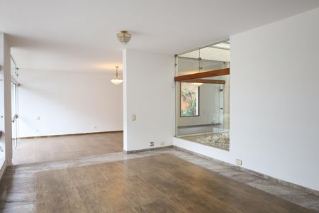 Casa à venda com 945m², 4 quartos e 2 vagasSala