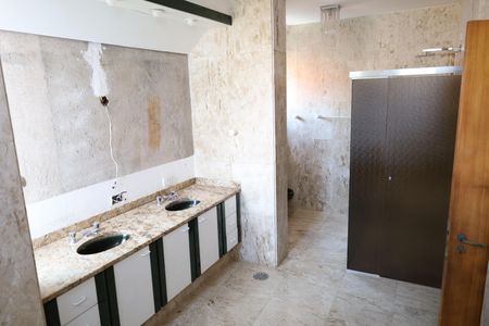 Casa à venda com 945m², 4 quartos e 2 vagasBanheiro da Suíte 1