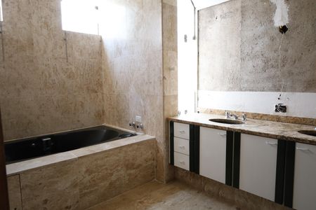 Casa à venda com 945m², 4 quartos e 2 vagasBanheiro da Suíte 1