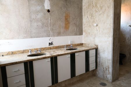 Casa à venda com 945m², 4 quartos e 2 vagasBanheiro da Suíte 1