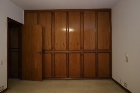 Casa à venda com 945m², 4 quartos e 2 vagasQuarto 