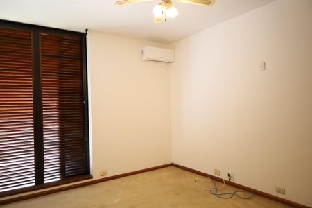 Casa à venda com 945m², 4 quartos e 2 vagasQuarto 