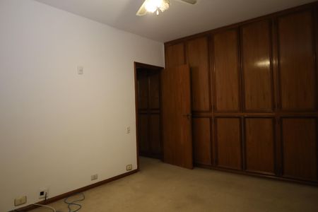 Casa à venda com 945m², 4 quartos e 2 vagasQuarto 