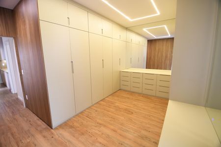 Casa de condomínio à venda com 350m², 3 quartos e 4 vagasCloset da suíte 3