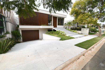 Casa de condomínio à venda com 350m², 3 quartos e 4 vagasFachada