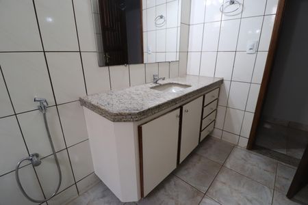 Casa para alugar com 222m², 5 quartos e 3 vagasBanheiro Social